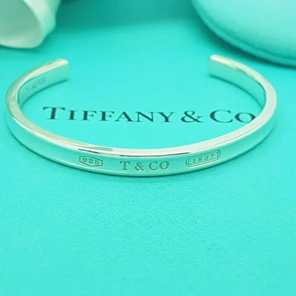 🌟🌸2xHOST PICK 🌟🌸 NWOT Authentic Tiffany & Co 925 Silver Narrow Cuff Bracelet - Picture 2 of 9